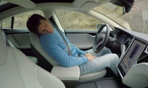 Tesla’nın Otopilot Özelliği Açıkken Uyuyan Adam, Polise Yakalandı